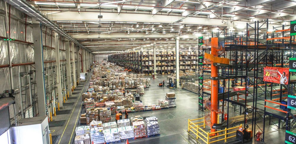 Large distribution center with conveyors